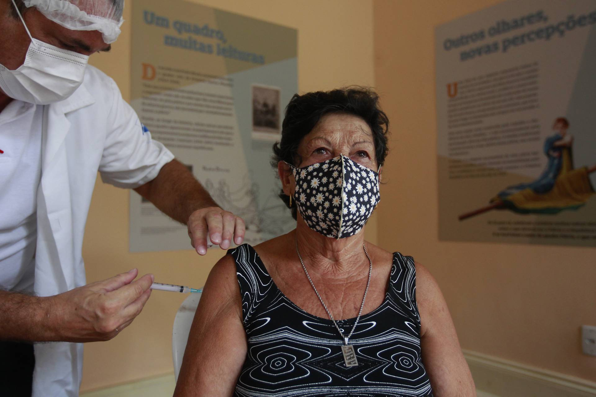 Rio de Janeiro 01/03/2021 - O município do Rio começou, nesta segunda-feira, a vacinar idosos a partir dos 79 anos de idade. Na foto acima a Dona Alda Martins Gomes recebendo a vacina contra a Covid 19 no Museu da República (Catete) . Foto: Luciano Belford/Agencia O Dia - Luciano Belford/Agencia O Dia
