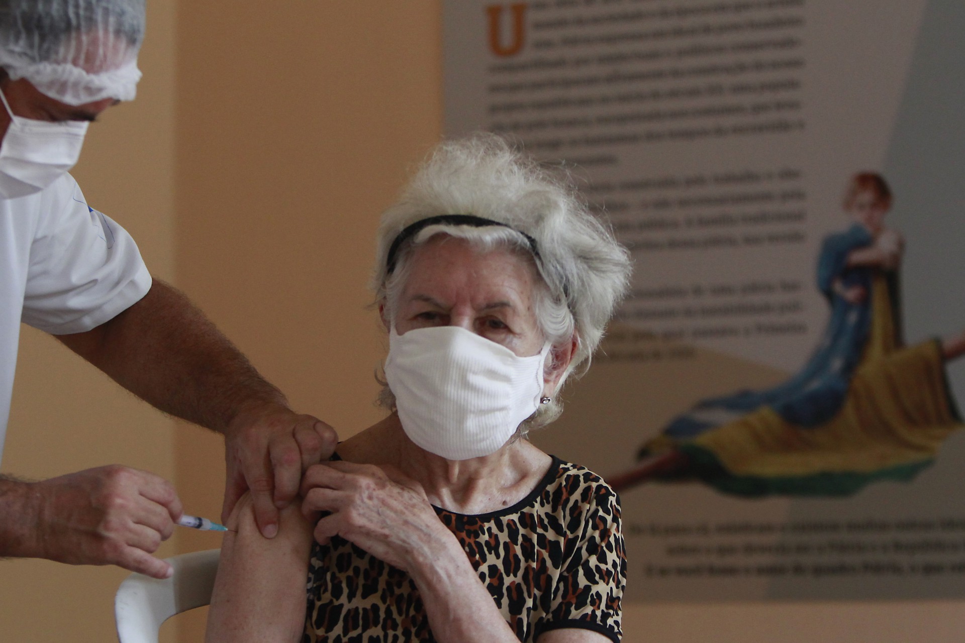 Rio de Janeiro - 01/03/2021 - O município do Rio começou, nesta segunda-feira, a vacinar idosos a partir dos 79 anos de idade. Na foto acima a Dona Silvia Teixeira de Resende recebendo a vacina contra a Covid 19 no Museu da República (Catete) . Foto: Luciano Belford/Agencia O Dia - Luciano Belford/Agencia O Dia