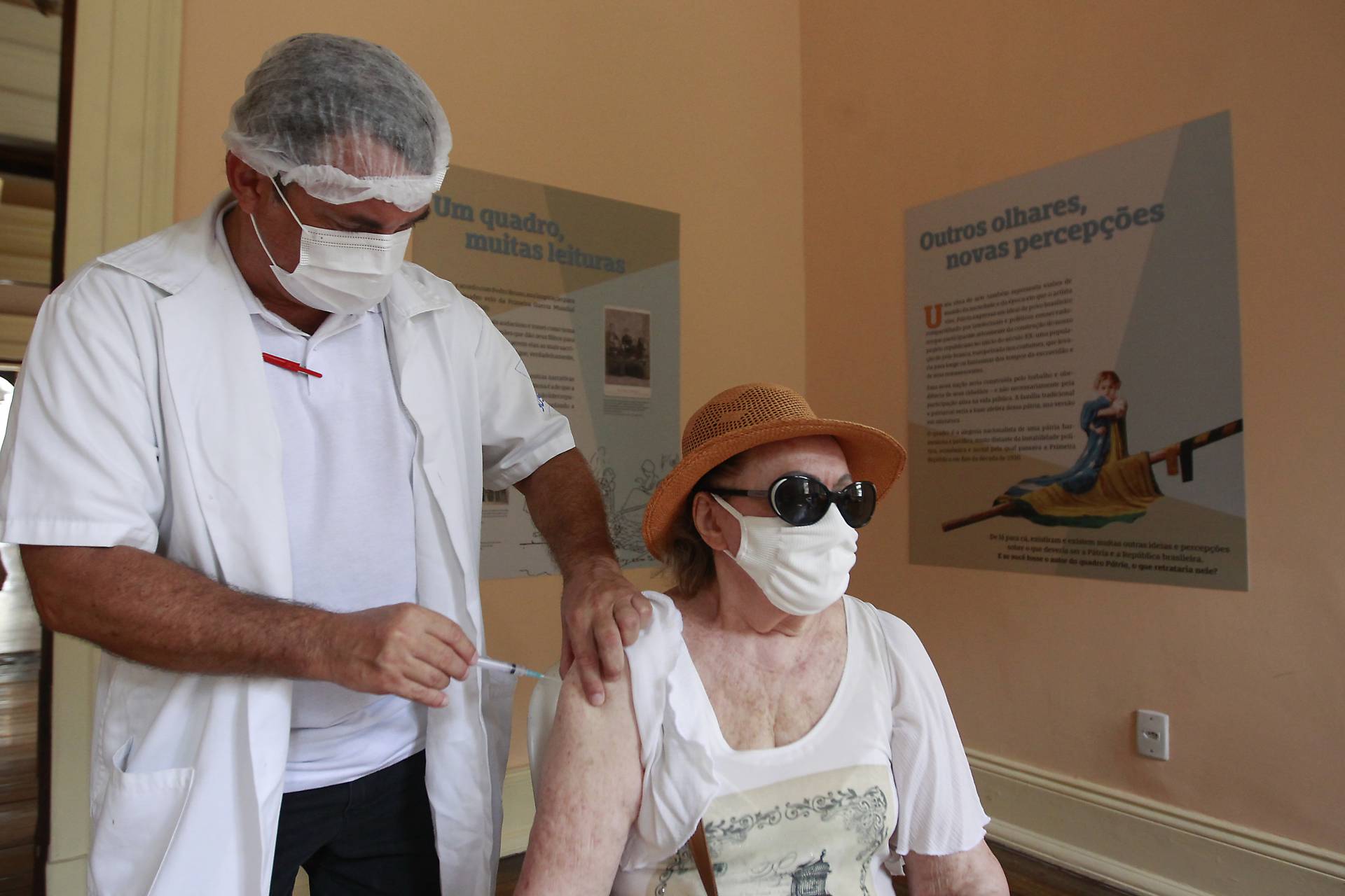 Rio de Janeiro - 01/03/2021 - O município do Rio começou, nesta segunda-feira, a vacinar idosos a partir dos 79 anos de idade. Na foto acima a Dona Rosimar Garcia recebendo a vacina contra a Covid 19 no Museu da República (Catete) . Foto: Luciano Belford/Agencia O Dia - Luciano Belford/Agencia O Dia