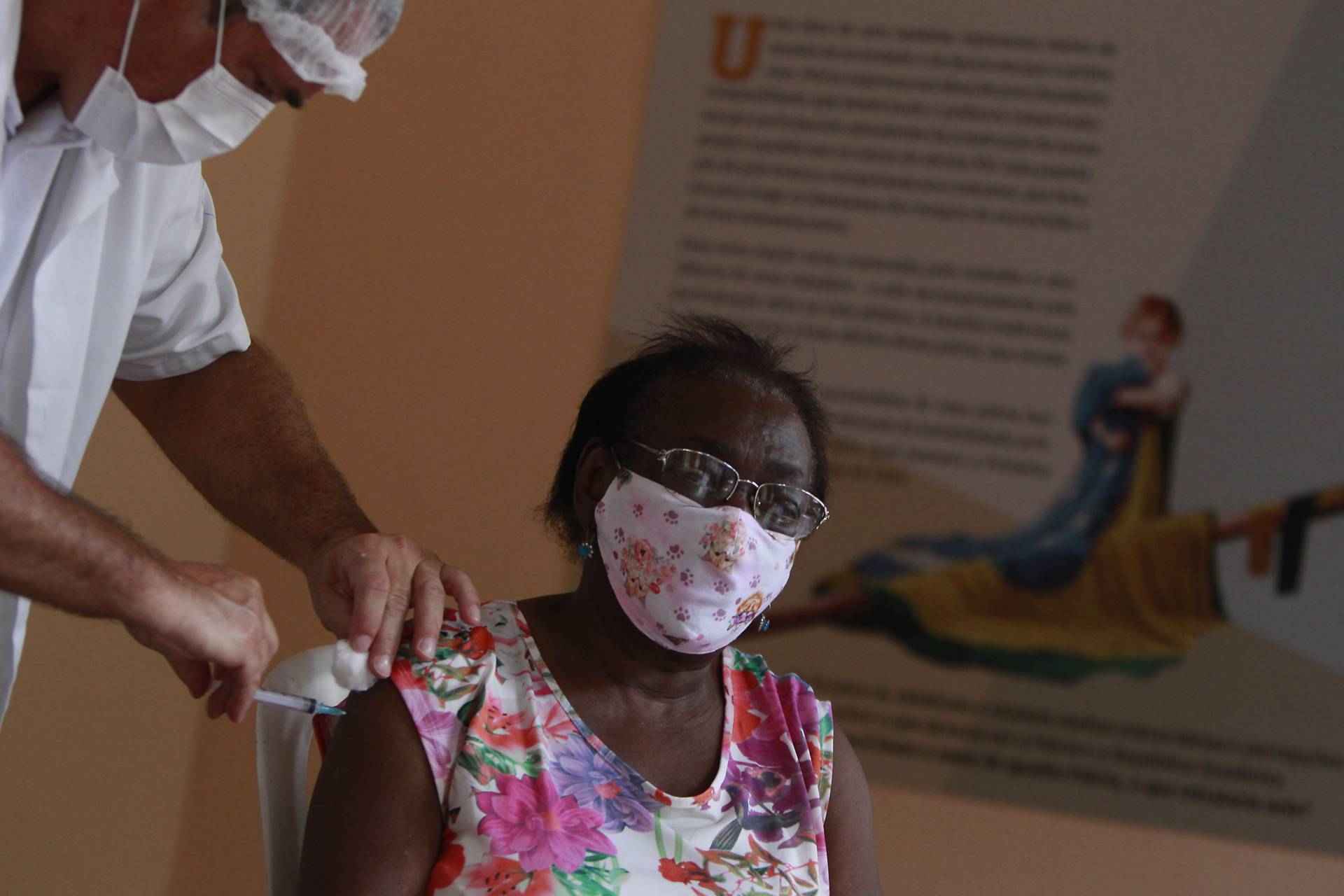 Rio de Janeiro - 01/03/2021 - O município do Rio começou, nesta segunda-feira, a vacinar idosos a partir dos 79 anos de idade. Na foto acima a Dona Clarice lial recebendo a vacina contra a Covid 19 no Museu da República (Catete) . Foto: Luciano Belford/Agencia O Dia - Luciano Belford/Agencia O Dia