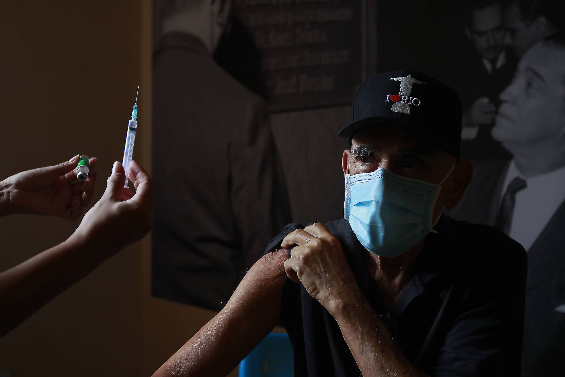 Rio de Janeiro - 01/03/2021 - O município do Rio começou, nesta segunda-feira, a vacinar idosos a partir dos 79 anos de idade. Na foto acima o senhor Mário Silva recebendo a vacina contra a Covid 19 no Museu da República (Catete) . Foto: Luciano Belford/Agencia O Dia - Luciano Belford/Agencia O Dia