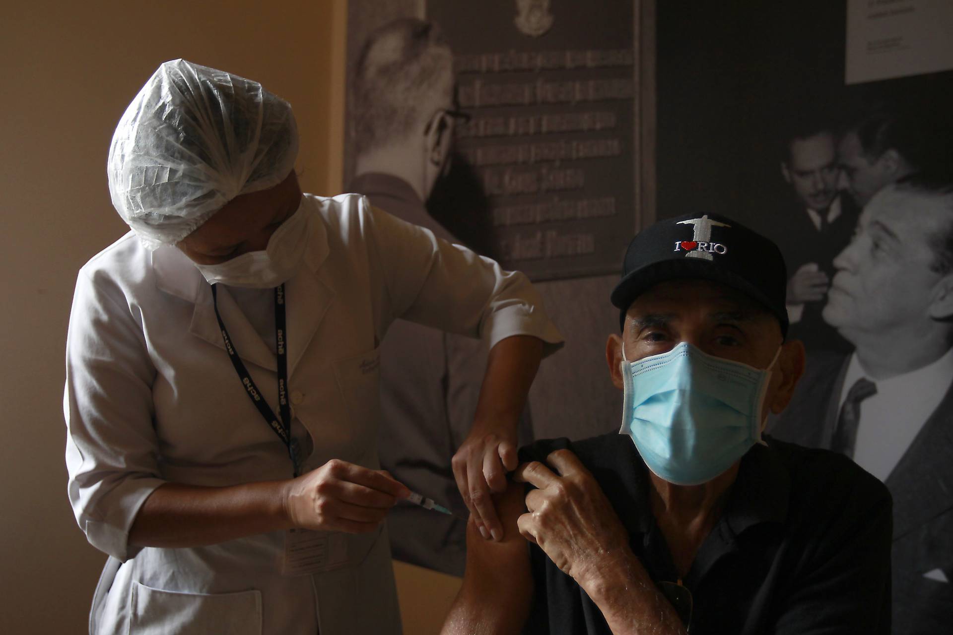 Rio de Janeiro - 01/03/2021 - O município do Rio começou, nesta segunda-feira, a vacinar idosos a partir dos 79 anos de idade. Na foto acima o senhor Mário Silva recebendo a vacina contra a Covid 19 no Museu da República (Catete) . Foto: Luciano Belford/Agencia O Dia - Luciano Belford/Agencia O Dia
