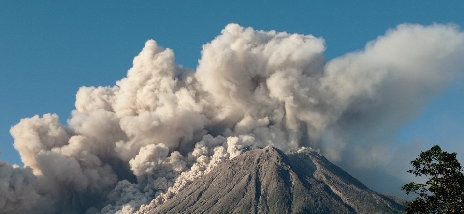 Vulcão Sinabung entra em erupção na Indonésia - AFP