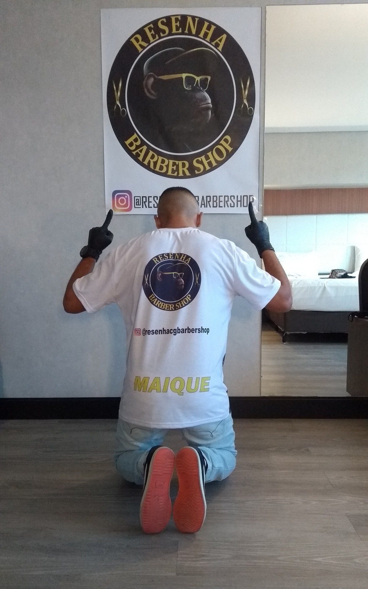 Maique em sua barbearia