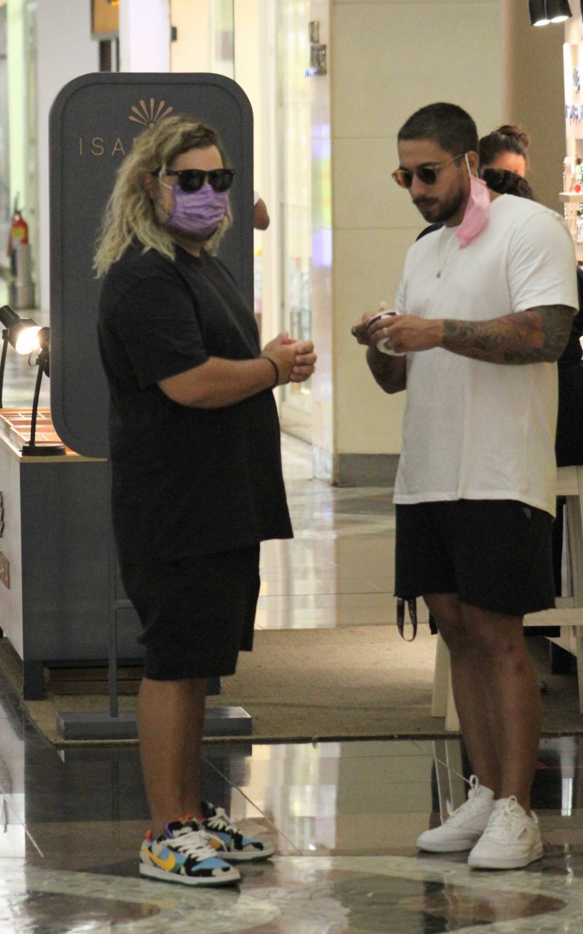 Marcus Majella foi clicado ao lado do marido em shopping do Rio 