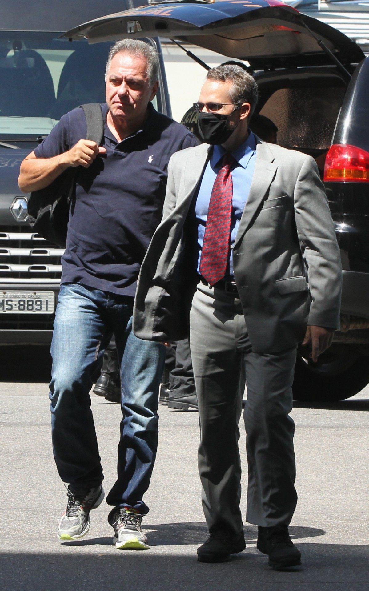 Desdobramento da operação Tris in Idem,da Polícia Federal prende Desembargadores.Na foto, Delegados retornando para a PF, com o o Desembargador Marcos Pinto da Cruz.