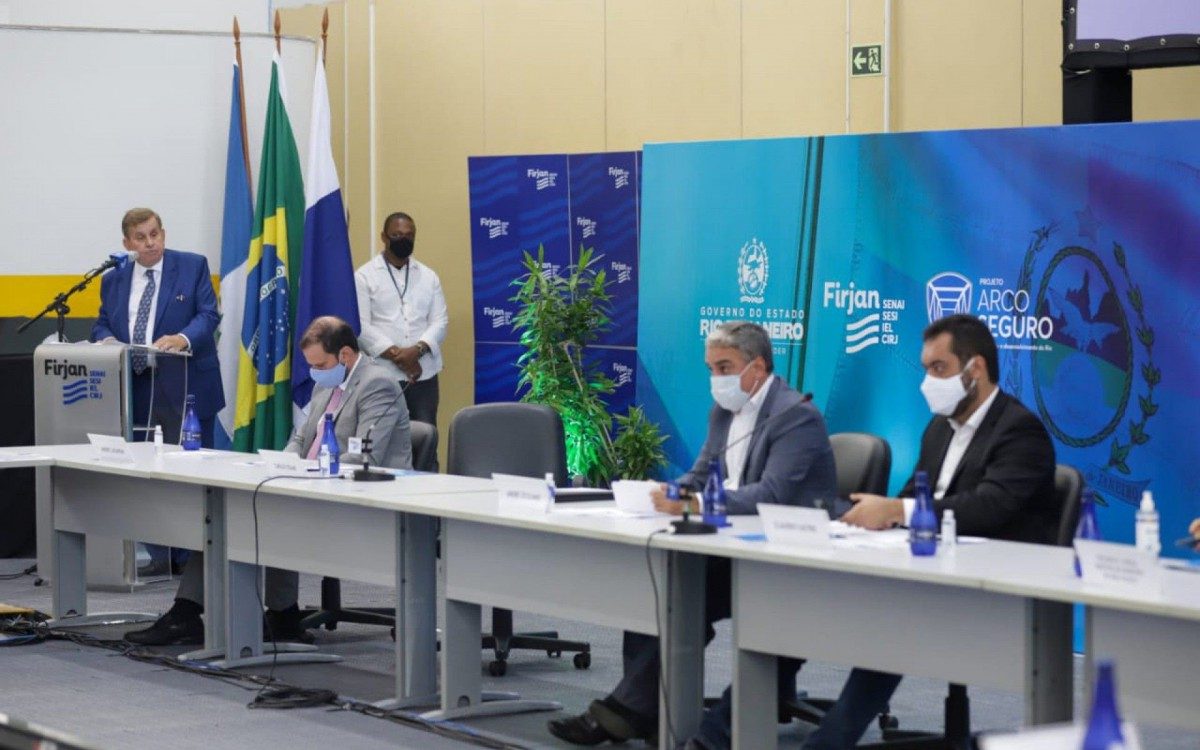 Autoridades participam de F&oacute;rum e testemunham assinatura de acordo de coopera&ccedil;&atilde;o visando melhorias da rodovia que atravessa v&aacute;rios munic&iacute;pios da Baixada