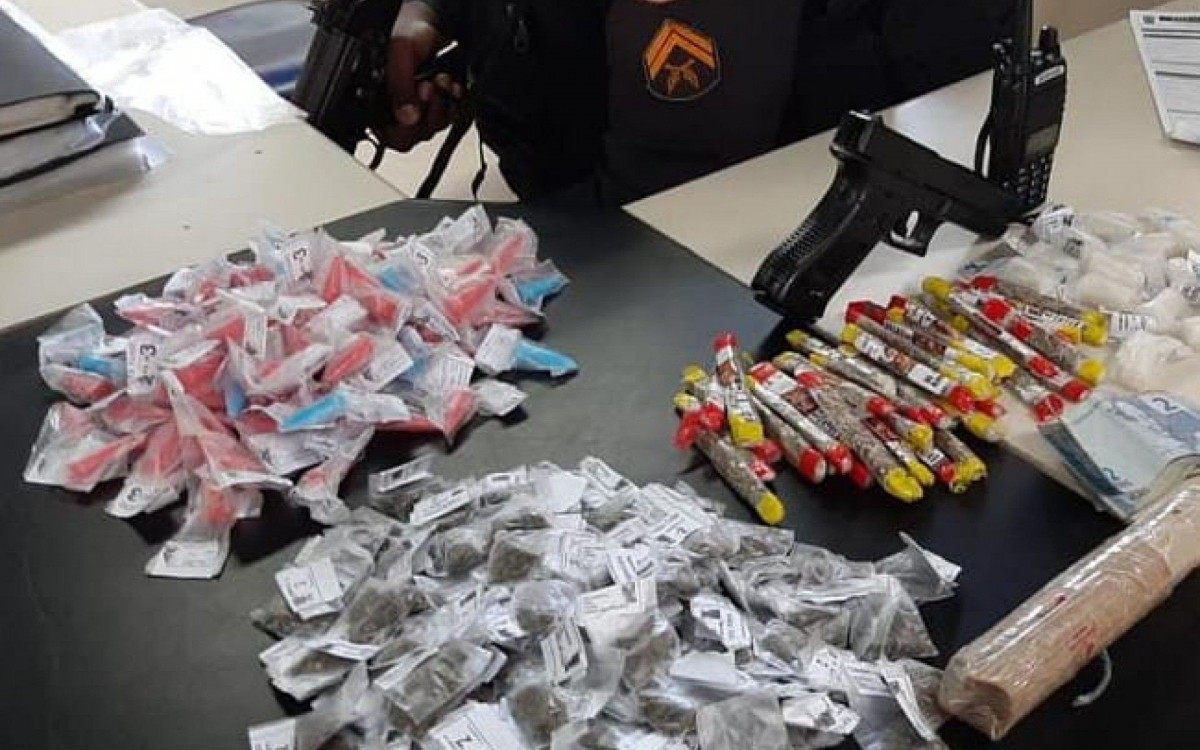 Com o acusado foram encontrados um r&aacute;dio transmissor, farto material entorpecente e um simulacro de pistola