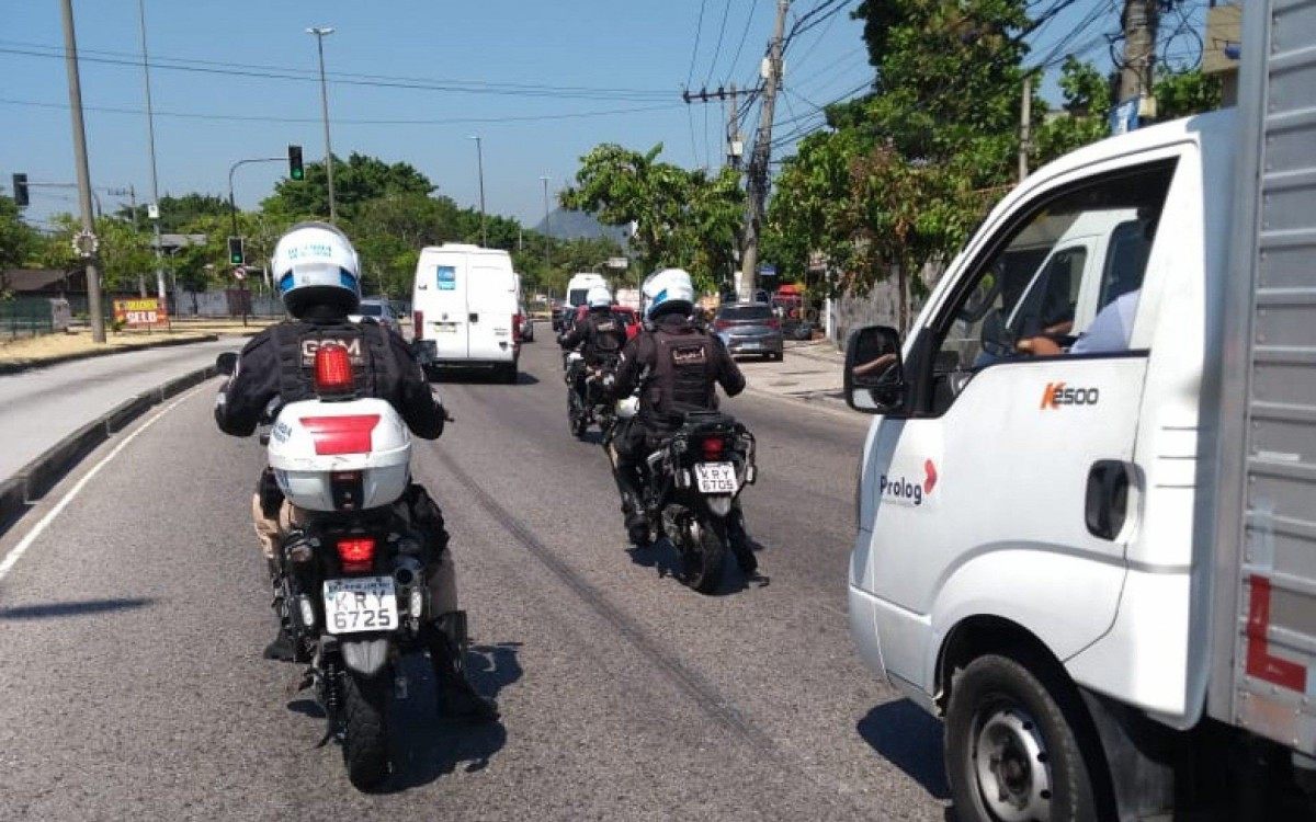 Agentes da GM-Rio escoltam o transporte que sai do bairro do Barreto, em Niterói, até a Taquara, na Zona Oeste do Rio - Divulgação / GM-Rio