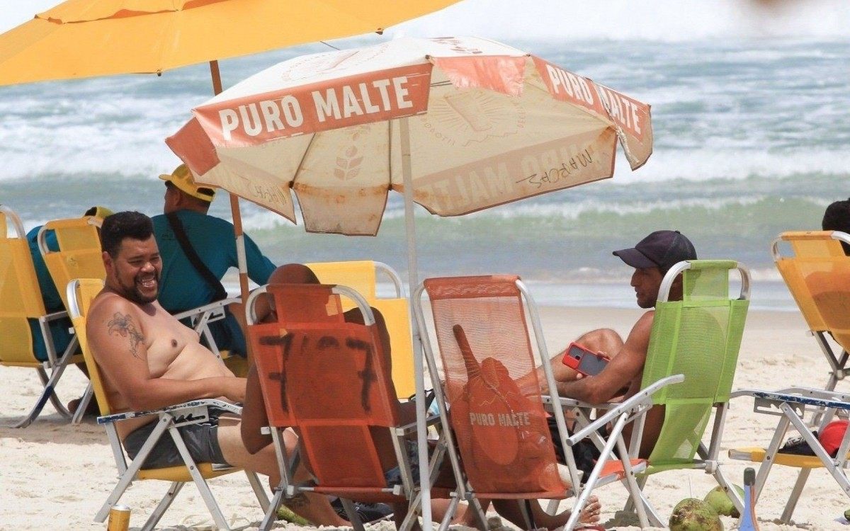 Babu Santana curte dia de sol na Praia da Barra da Tijuca, na Zona Oeste do Rio