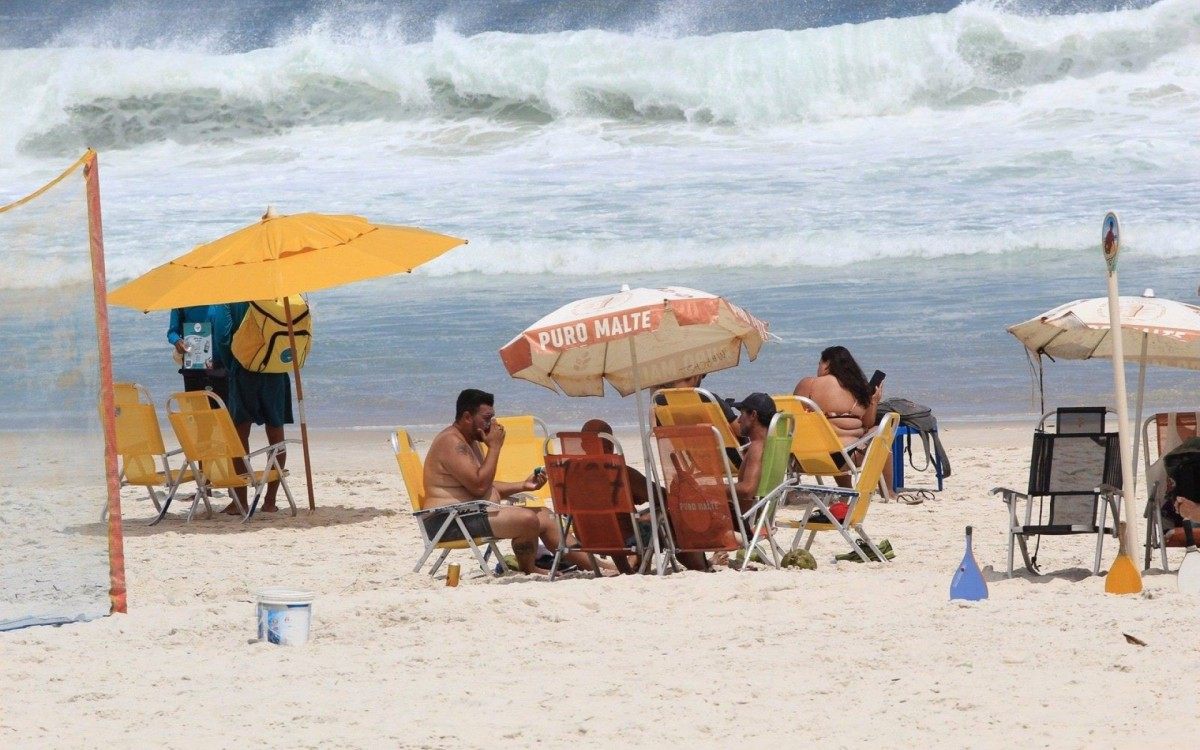 Babu Santana curte dia de sol na Praia da Barra da Tijuca, na Zona Oeste do Rio