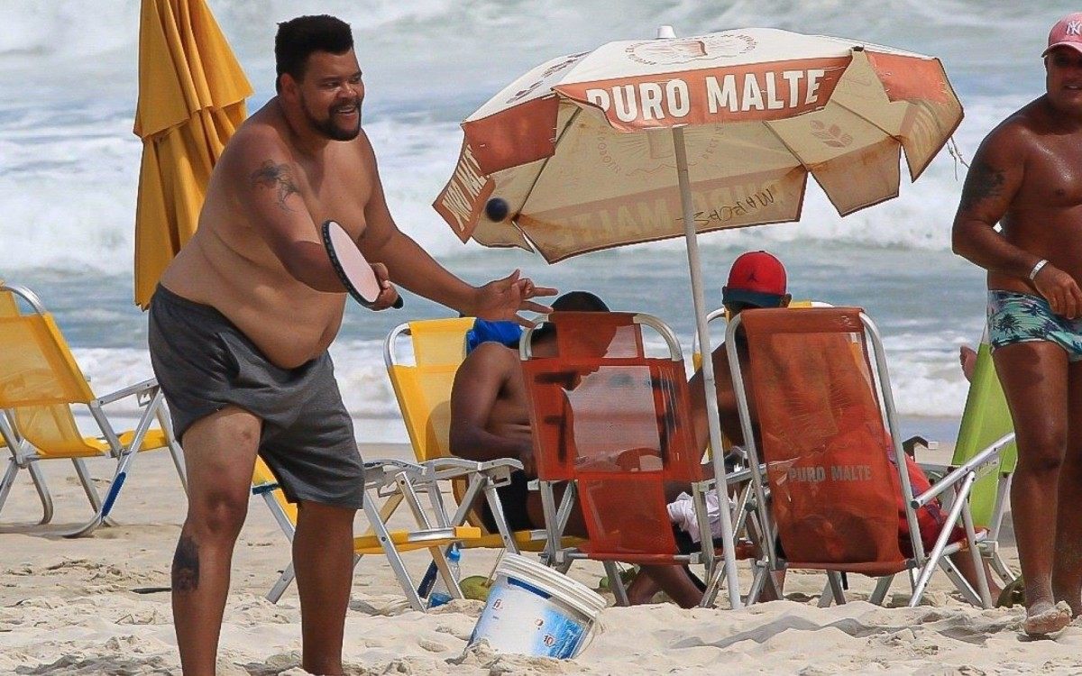 Babu Santana curte dia de sol na Praia da Barra da Tijuca, na Zona Oeste do Rio