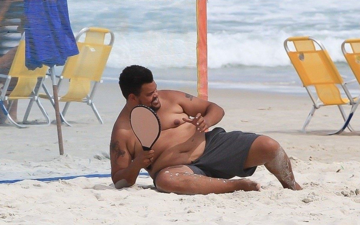 Babu Santana curte dia de sol na Praia da Barra da Tijuca, na Zona Oeste do Rio