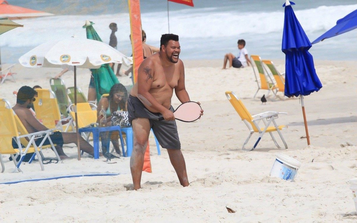 Babu Santana curte dia de sol na Praia da Barra da Tijuca, na Zona Oeste do Rio