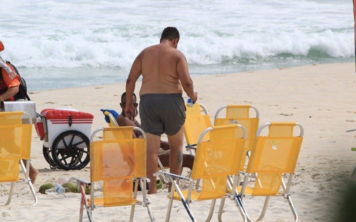 Babu Santana curte dia de sol na Praia da Barra da Tijuca, na Zona Oeste do Rio