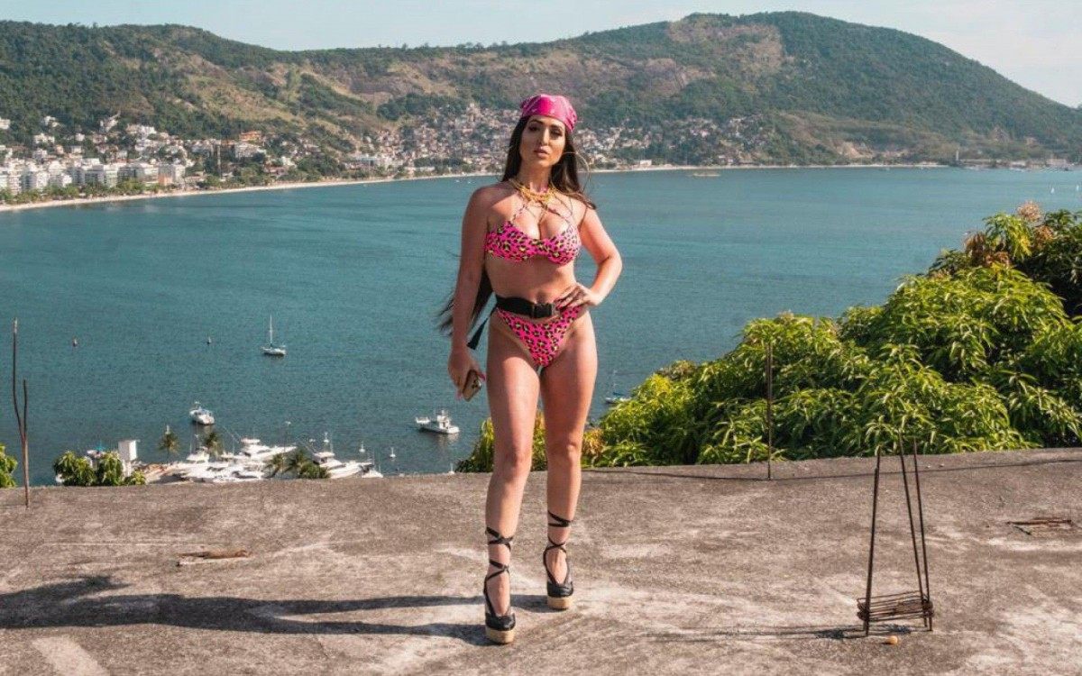 Karina Lessa lan&ccedil;a o hit De Marquinha em parceria com MC Juninho FSF