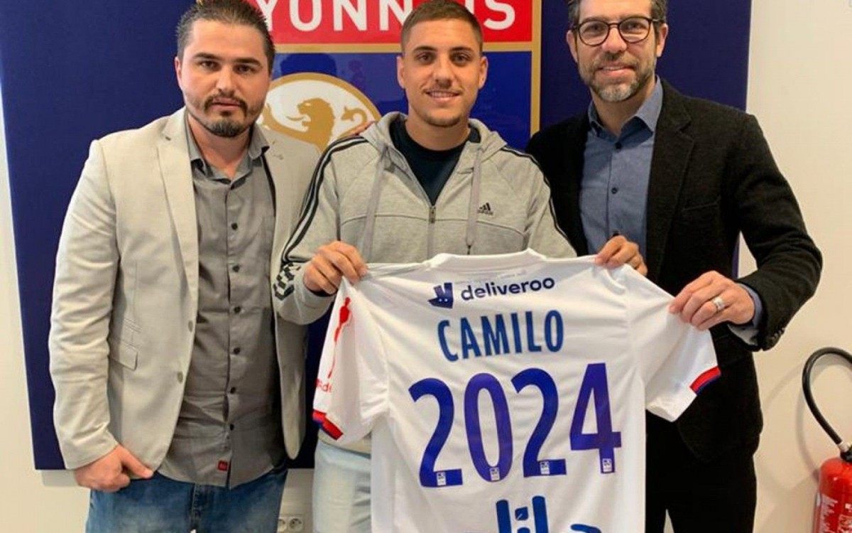 Camilo sendo apresentado no Lyon, ao lado de Juninho Pernambucano, dirigente do time francês