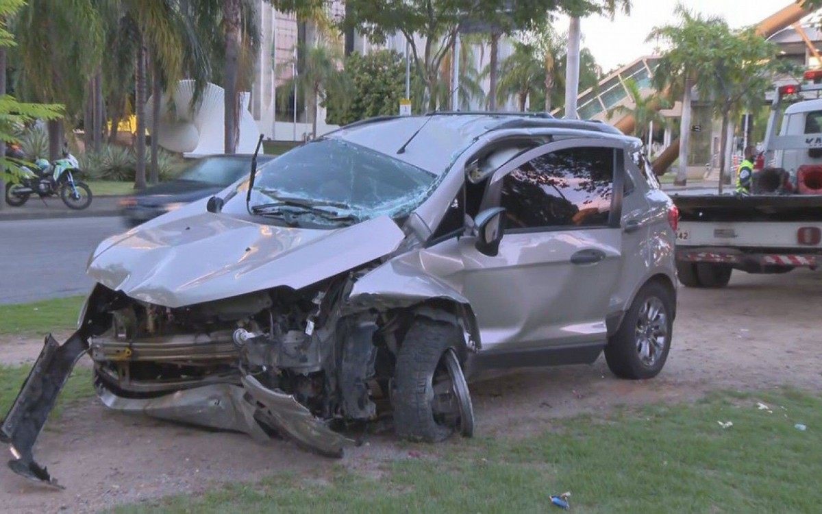 Carro capotou no Centro do Rio