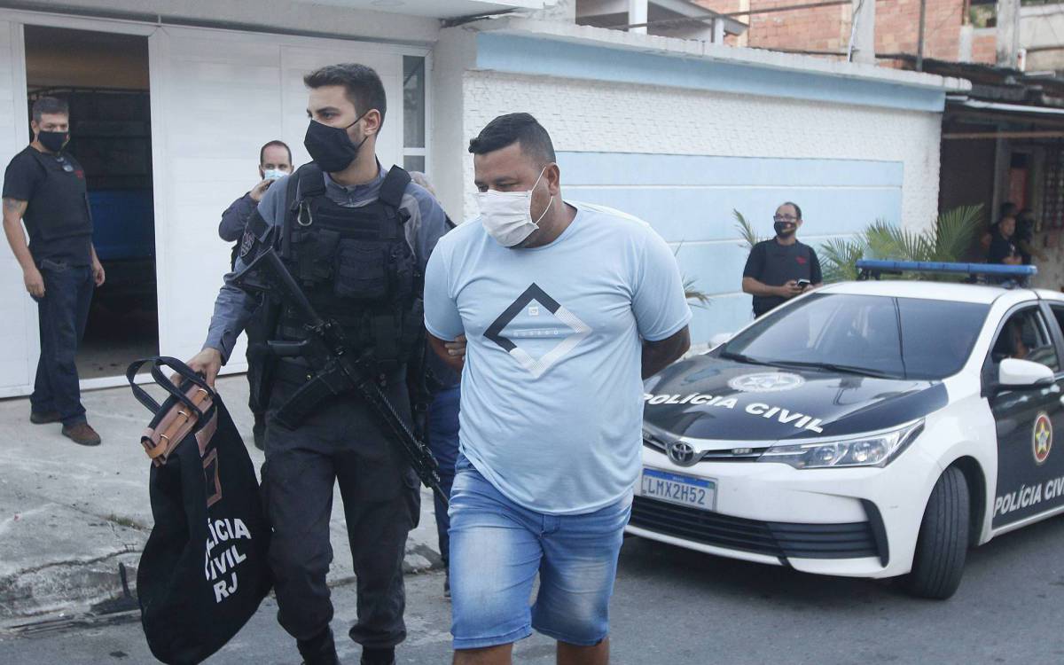 Policia - A Policia Civil e o Ministerio Publico do Rio (MPRJ) realizam, na manha desta terça-feira, uma operaçao para desarticular uma organizaçao criminosa especializada em furto de combustiveis, em municipios da Baixada Fluminense. O objetivo e cumprir cinco mandados de prisao e 14 mandados de busca e apreensao. Alem do Estado do Rio, ha mandados de busca e apreensao cumpridos em Minas Gerais, Sao Paulo e Parana. O chefe da organizaçao criminosa e um capitao da Policia Militar, identificado como Marcelo Queiroz dos Anjos. Na foto, policiais cumprimem mandado de prisao contra, Gilson Cunha Junior, na Mangueirinha, em Duque de Caxias.