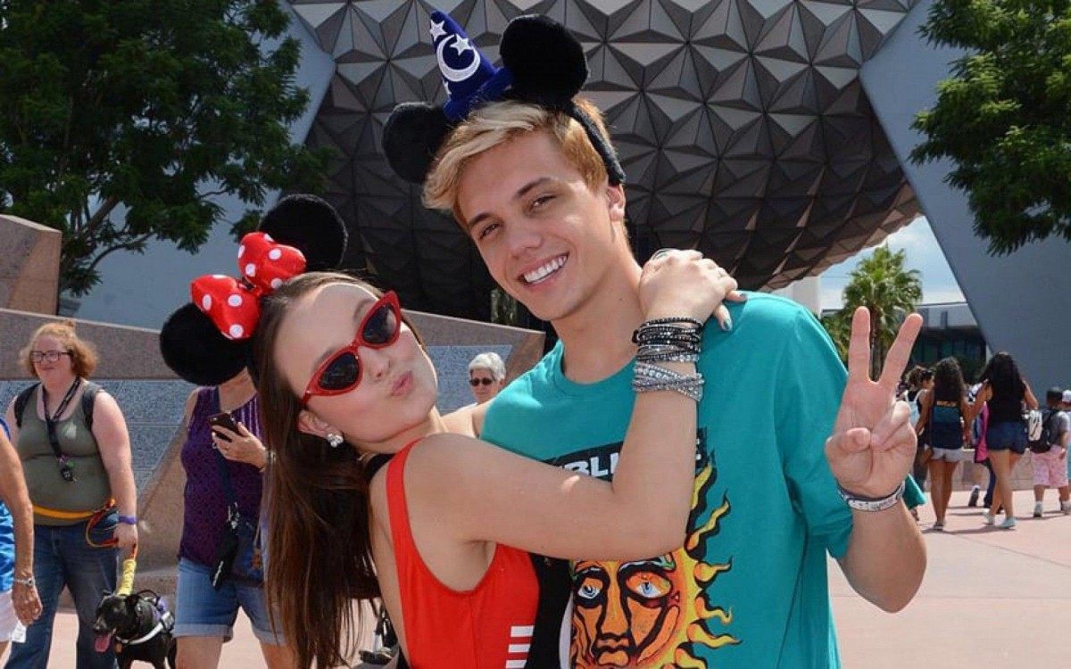 Larissa Manoela e L&eacute;o Cidade