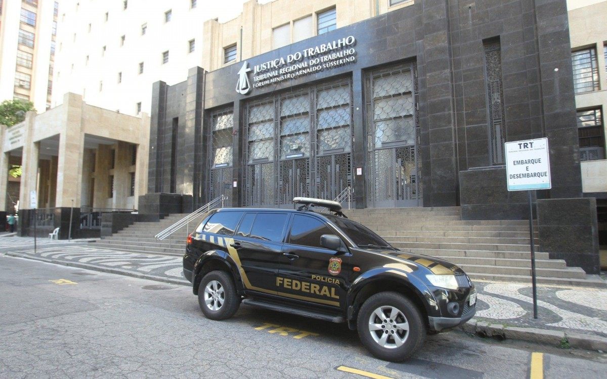 Desdobramento da opera&ccedil;&atilde;o Tris in Idem,da Pol&iacute;cia Federal prende Desembargadores.Na foto, viaturas na porte do TRT.