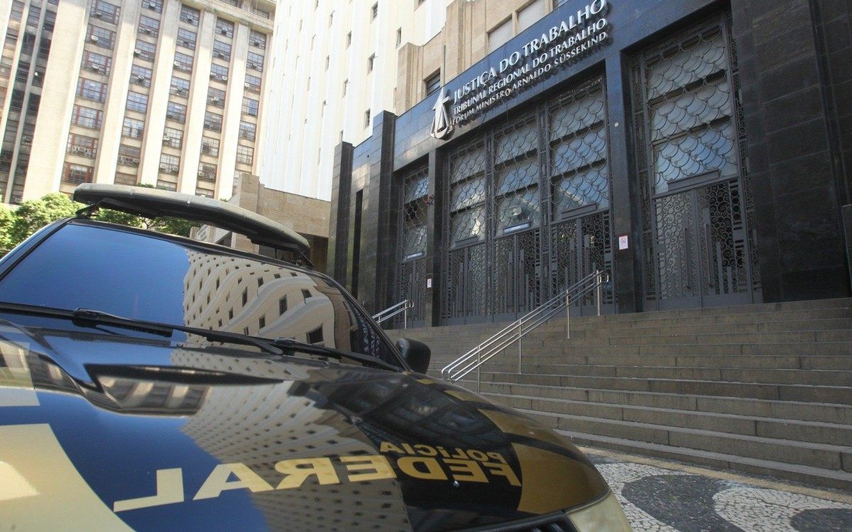 Desdobramento da opera&ccedil;&atilde;o Tris in Idem,da Pol&iacute;cia Federal prende Desembargadores.Na foto, viaturas na porte do TRT.