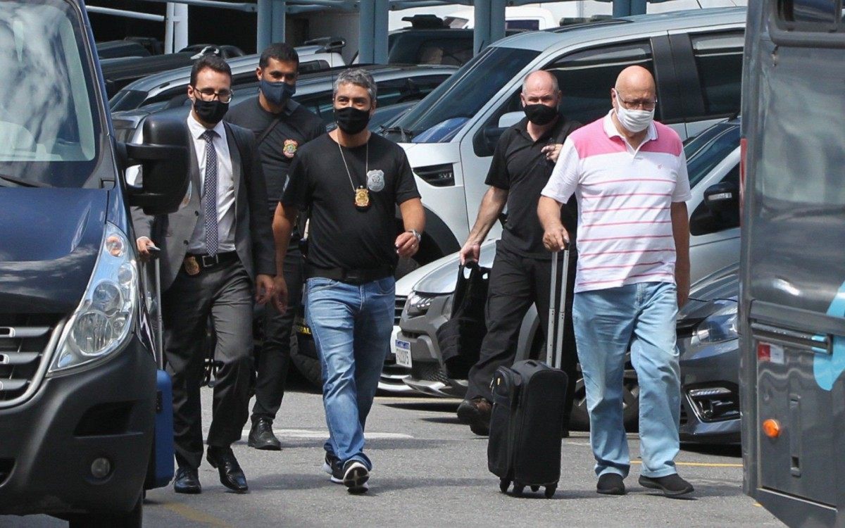 Desdobramento da opera&ccedil;&atilde;o Tris in Idem,da Pol&iacute;cia Federal prende Desembargadores.Na foto, Delegados retornando para a PF, com o o Desembargador Fernando Zorzenon(careca de camisa branca)