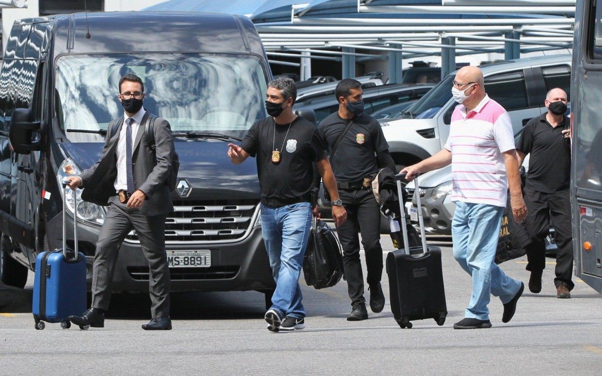 Desdobramento da operação Tris in Idem,da Polícia Federal prende Desembargadores.Na foto, Delegados retornando para a PF, com o o Desembargador Fernando Zorzenon(careca de camisa branca)