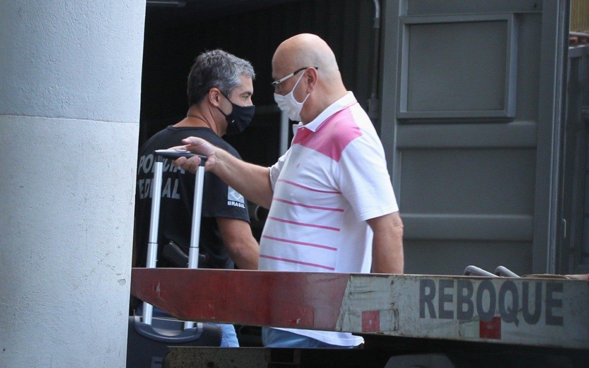 Desdobramento da opera&ccedil;&atilde;o Tris in Idem,da Pol&iacute;cia Federal prende Desembargadores.Na foto, Delegados retornando para a PF, com o o Desembargador Fernando Zorzenon(careca de camisa branca)