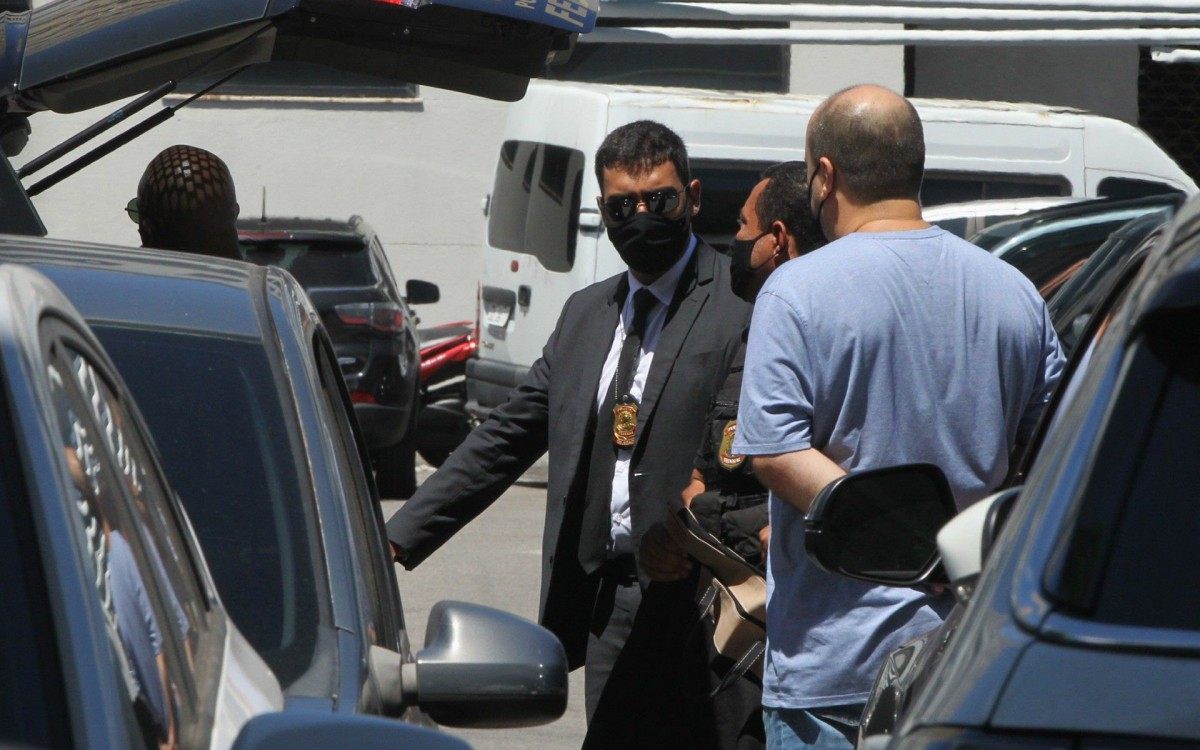 Desdobramento da operação Tris in Idem,da Polícia Federal prende Desembargadores.Na foto, o preso é o de camisa azul.