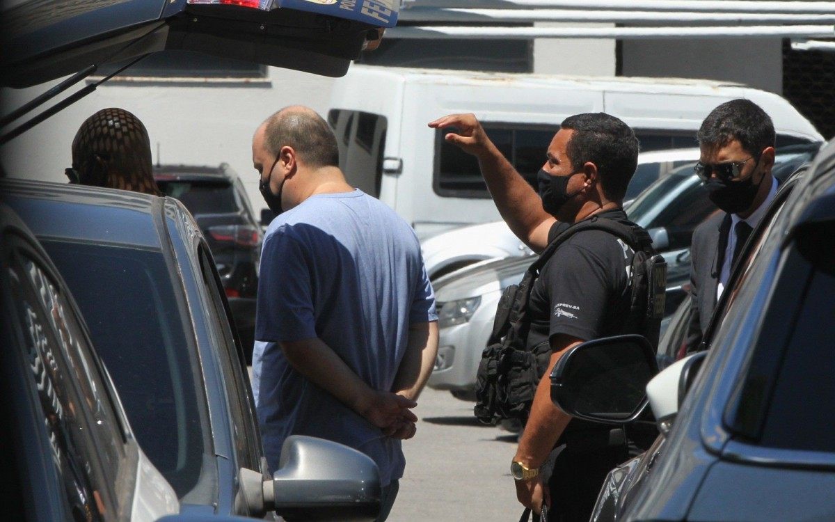 Desdobramento da operação Tris in Idem,da Polícia Federal prende Desembargadores.Na foto, o preso é o de camisa azul.