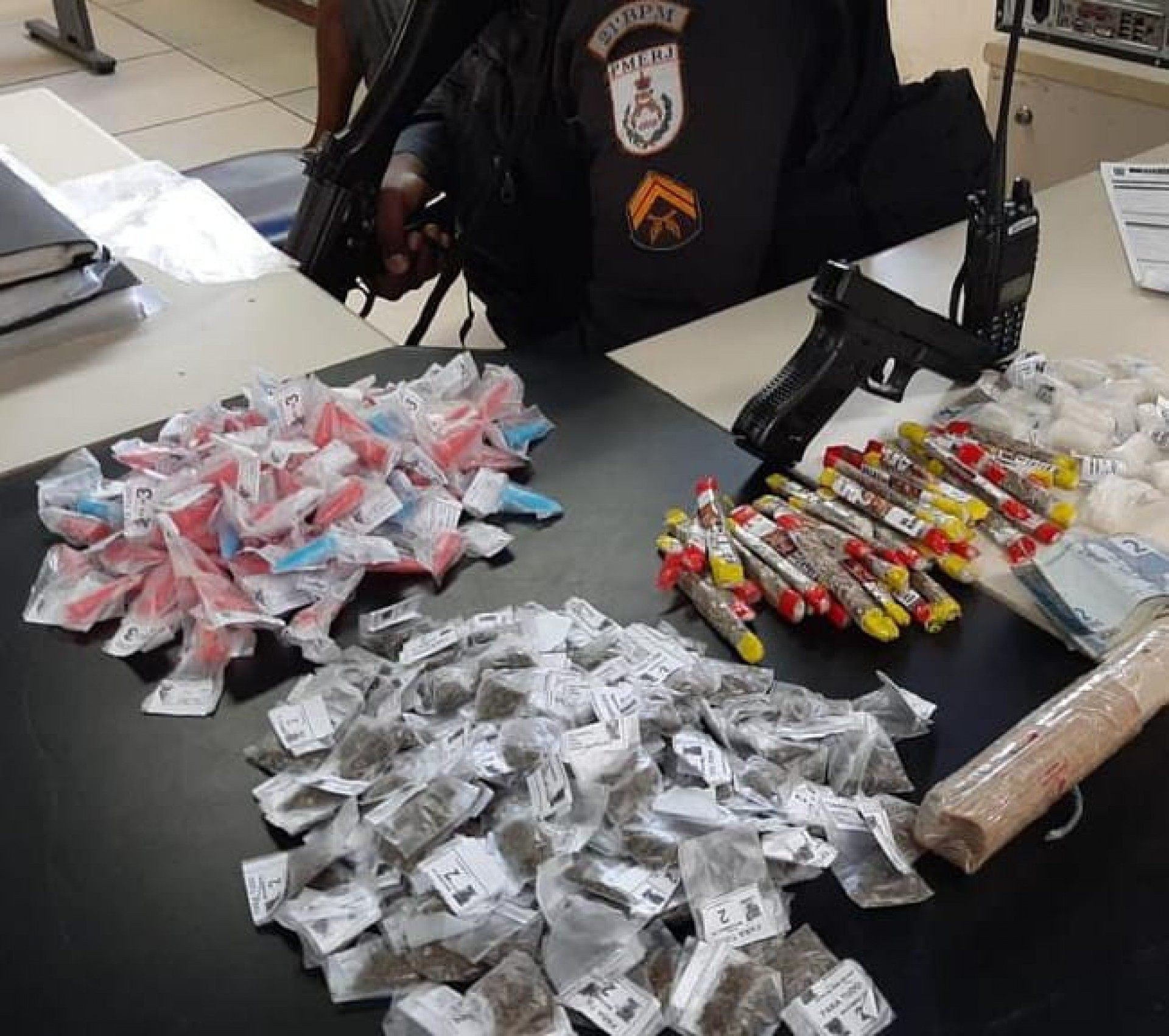 PM prende homem por tráfico de drogas em Meriti