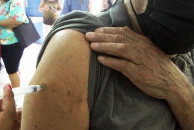 Arraial do Cabo inicia vacinação em idosos com 83 e 84 anos