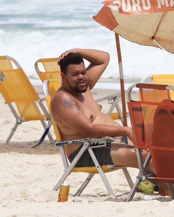 Babu Santana curte dia de sol na Praia da Barra da Tijuca, na Zona Oeste do Rio