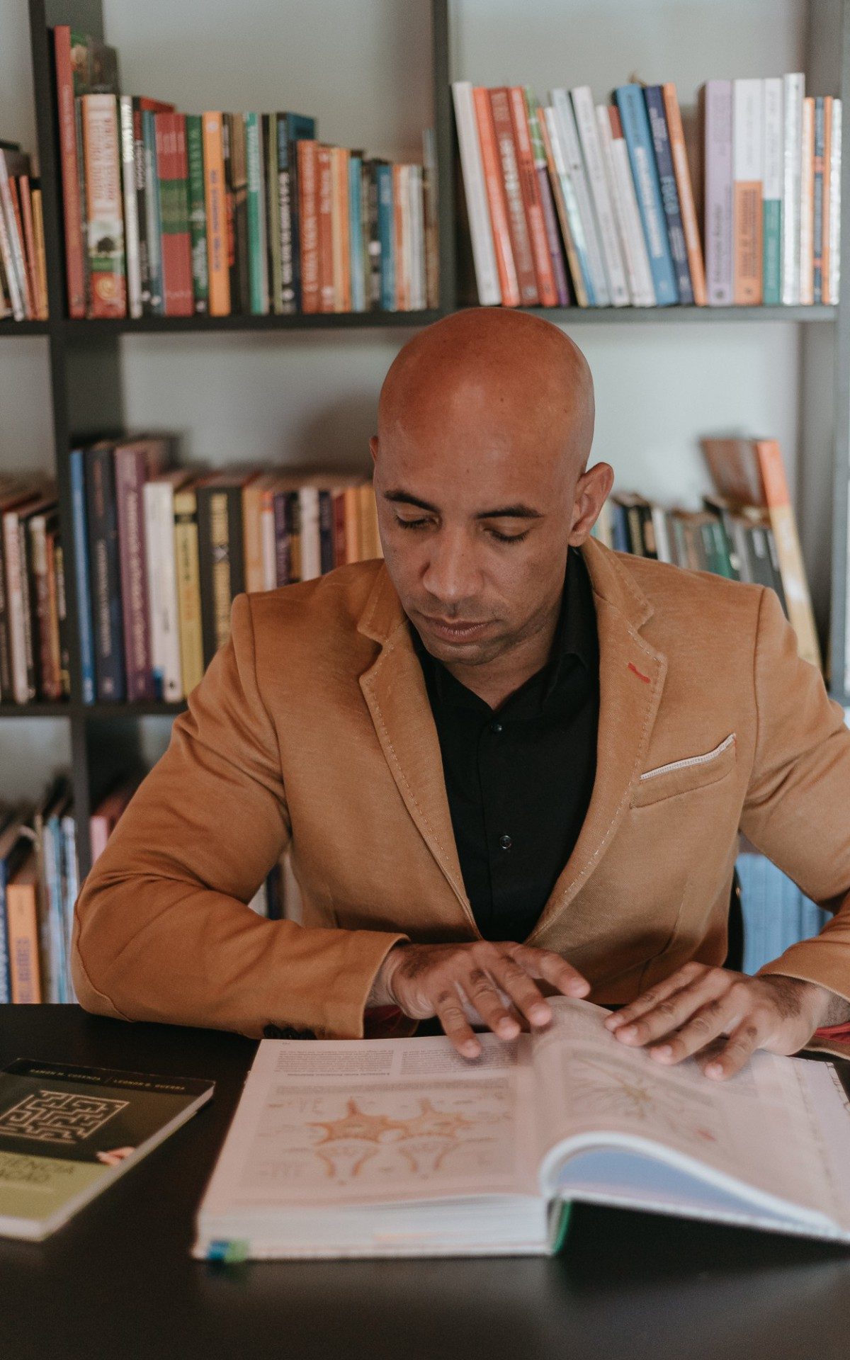 De ambulante a empreendedor de sucesso: Conheça Edson Urubatan, o educador que criou a metodologia MODA de ensino e conquistou mais de 150 mil alunos