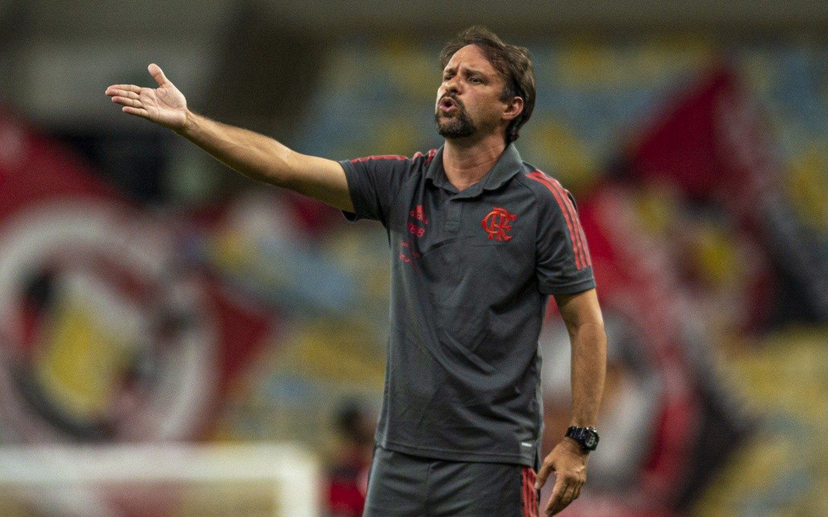 Mauricio Souza substitui Rogério Ceni no comando do Fla no início do Carioca