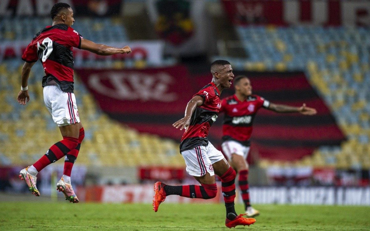 Jogadores do Flamengo festejam o gol de Max na vitória sobre o Nova Iguaçu - Marcelo Cortes / Flamengo