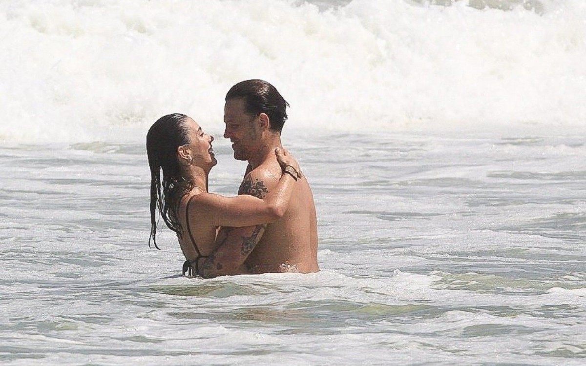 Gabi Brandt e Saulo Poncio namoram na Praia da Barra da Tijuca, na Zona Oeste do Rio