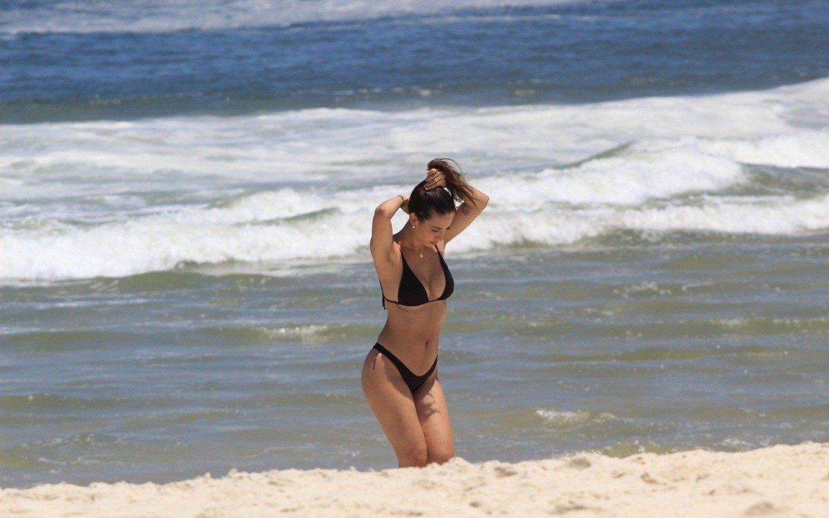 Gabi Brandt e Saulo Poncio namoram na Praia da Barra da Tijuca, na Zona Oeste do Rio