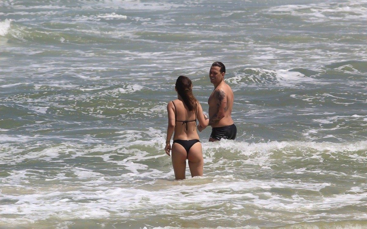 Gabi Brandt e Saulo Poncio namoram na Praia da Barra da Tijuca, na Zona Oeste do Rio