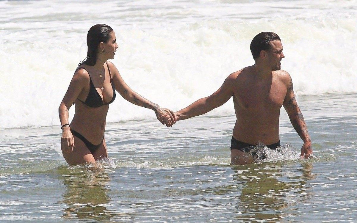 Gabi Brandt e Saulo Poncio namoram na Praia da Barra da Tijuca, na Zona Oeste do Rio