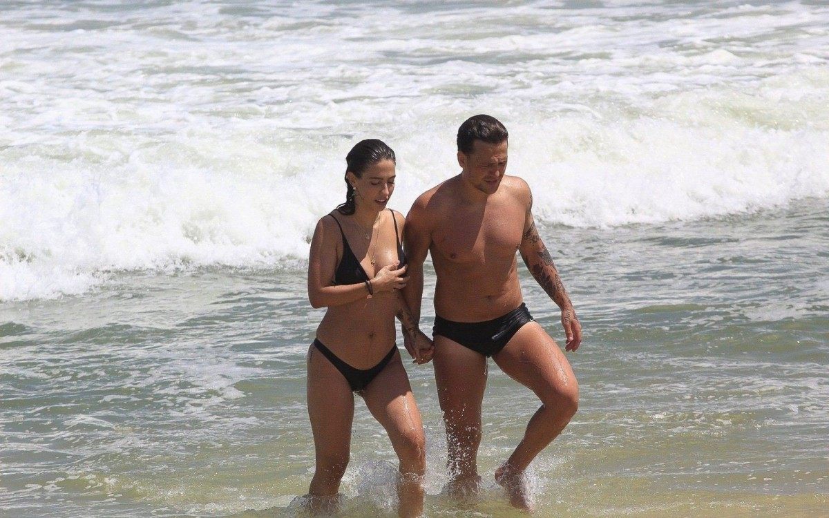 Gabi Brandt e Saulo Poncio namoram na Praia da Barra da Tijuca, na Zona Oeste do Rio