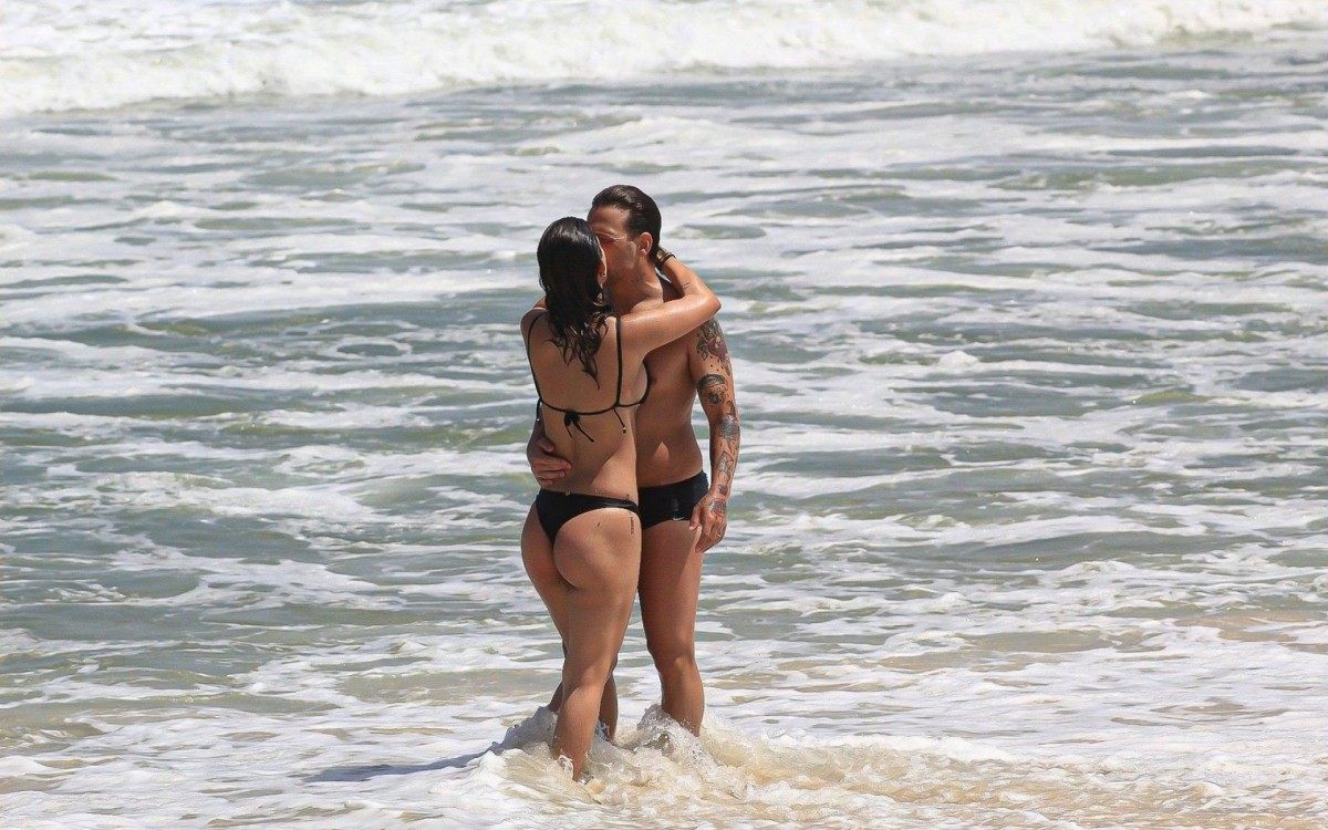 Gabi Brandt e Saulo Poncio namoram na Praia da Barra da Tijuca, na Zona Oeste do Rio
