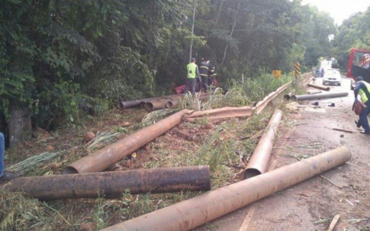 Carga se desprendeu de um caminhão que carregava tubos de água