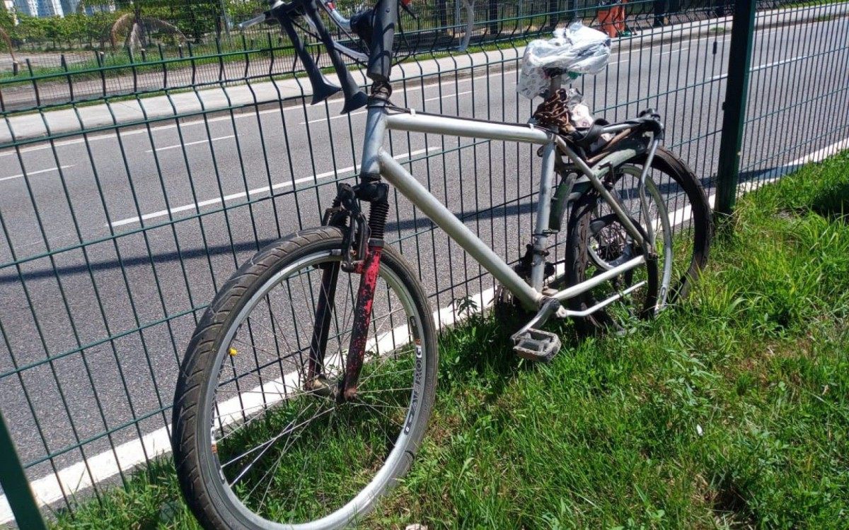 Bicicleta da v&iacute;tima atingida no local