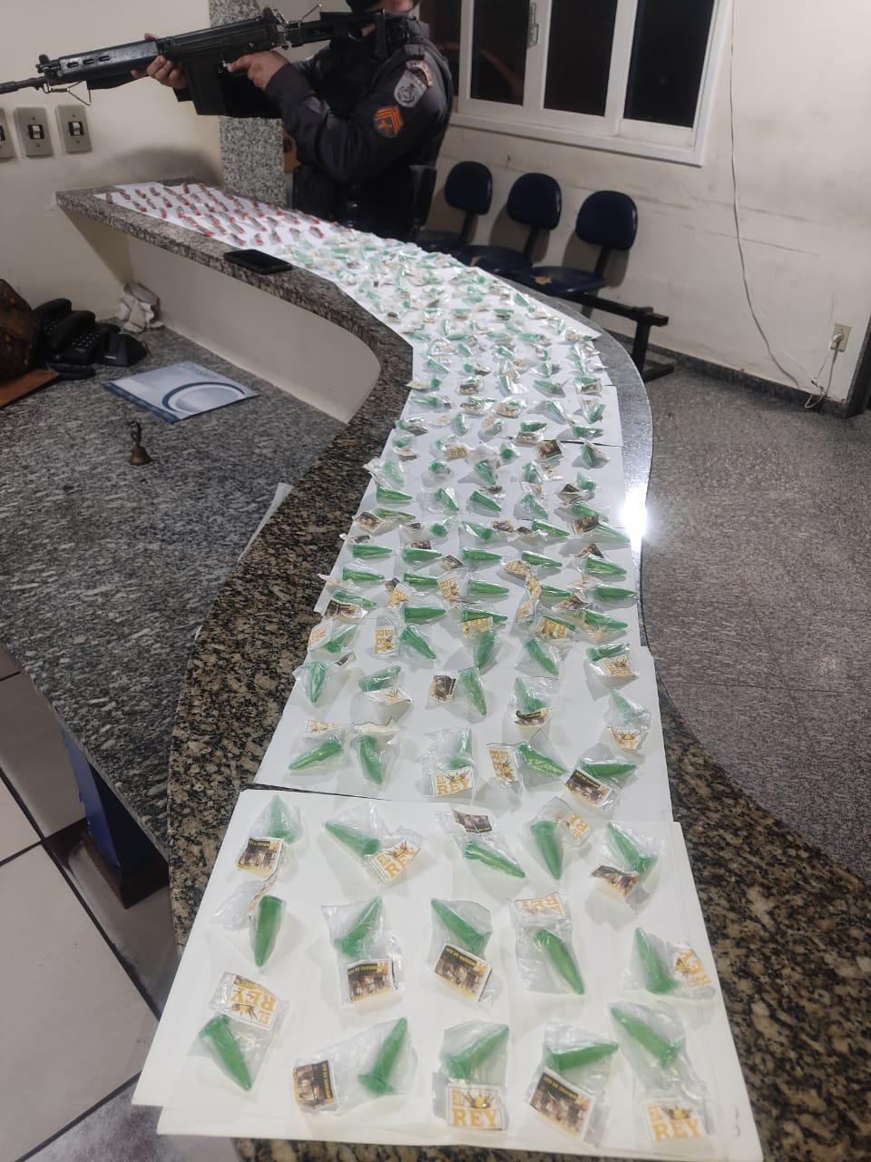 O fato foi apresentado à 135ª DP onde o envolvido foi autuado com base no artigo 33 da Lei 11.343/06.