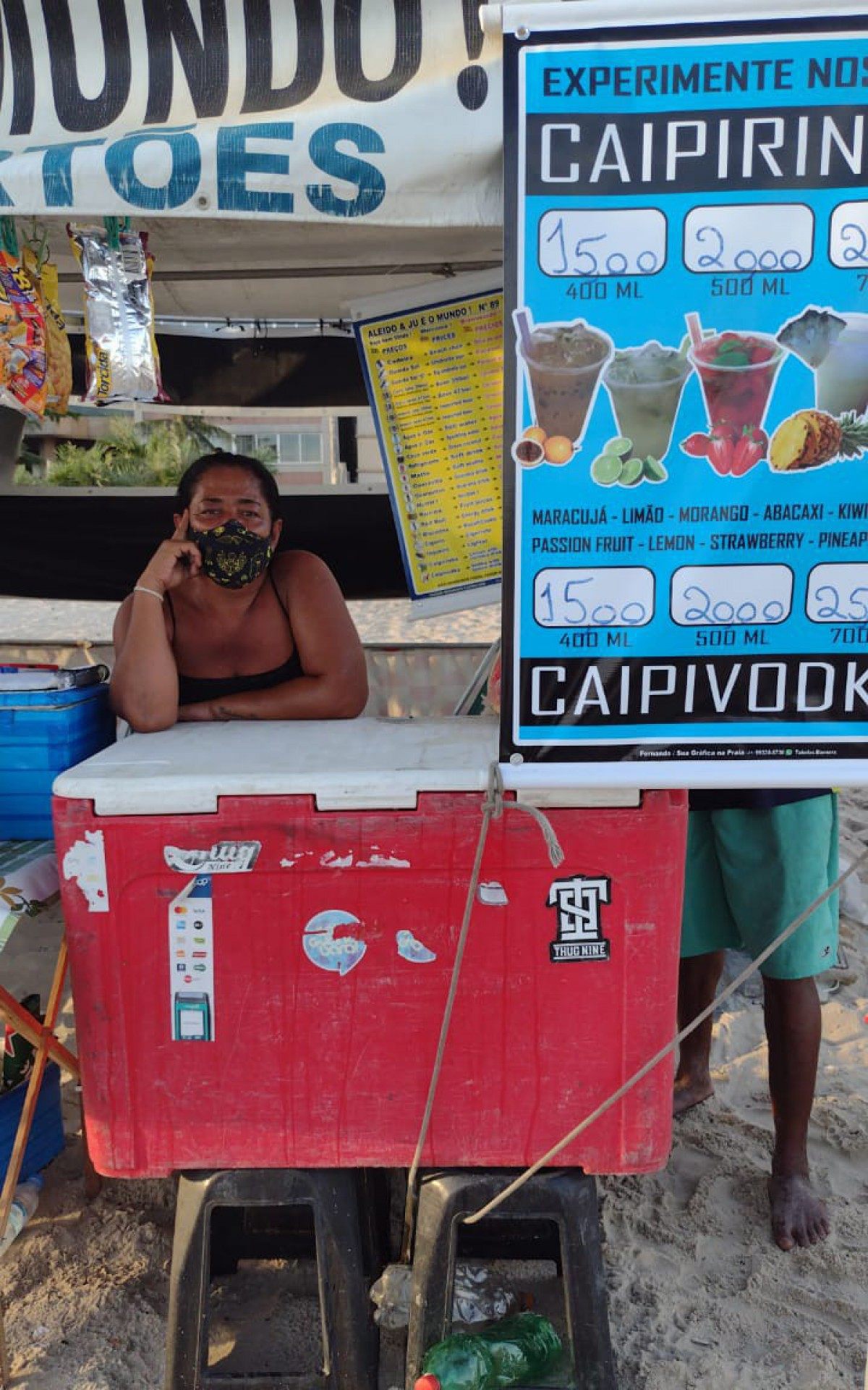 Maria Jeliene, conhecida como Ju, que trabalha na barraca 89, em Ipanema, vai precisar interromper as atividades por uma semana em função do decreto da prefeitura. Ela desabafa e diz que se sente desamparada por não conseguir trabalhar