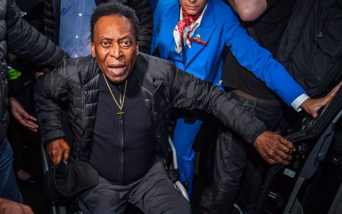 (FILES) In this file photo taken on April 09, 2019 Brazilian football great Edson Arantes do Nascimento, known as Pele, arrives at Guarulhos International Airport, in Guarulhos, some 25km from Sao Paulo, Brazil. - Football king Pele, 80, was vaccinated on March 2, 2021 against Covid-19 in Brazil, in what he called "an unforgettable day". (Photo by NELSON ALMEIDA / AFP) - AFP