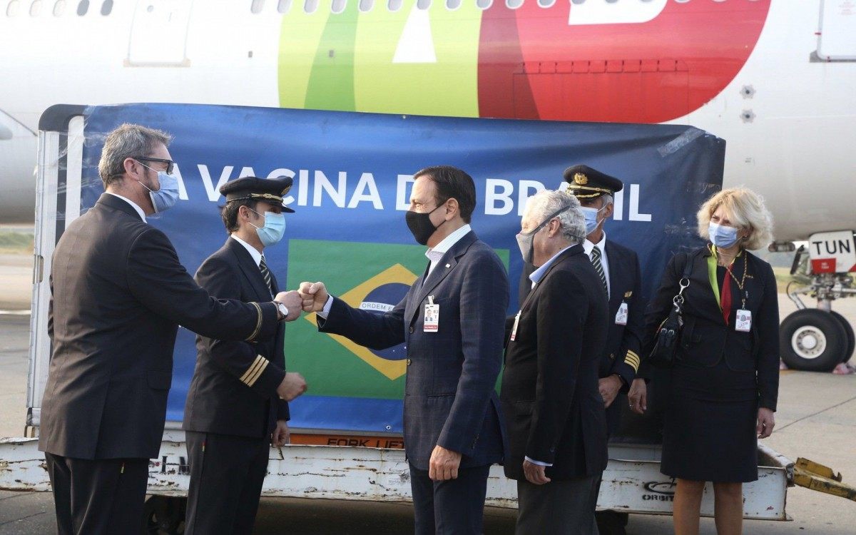 Governador João Doria, o Secretário da Saúde Jean Gorinchteyn e o Diretor do Instituto Butantan Dimas Covas acompanharam nesta quinta (4) a chegada da matéria-prima para produção da vacina