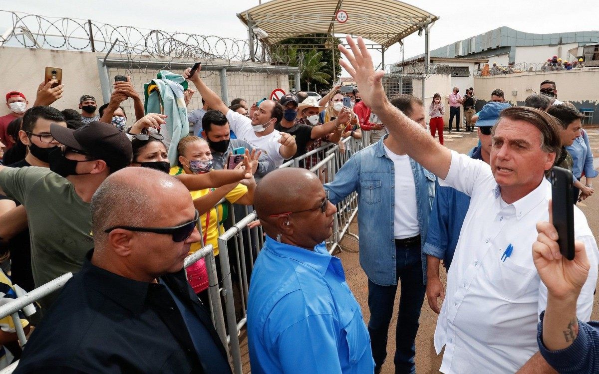 Bolsonaro desembarca em Uberlândia (MG) para seguir para a cerimônia de Inauguração da Ferrovia Norte-Sul, Trecho São Simão/GO - Estrela D'Oeste/SP, em São Simão